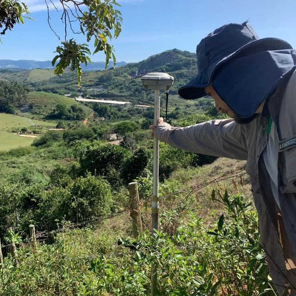 Aloísio Sartori Júnior em levantamento de campo com receptor GNSS