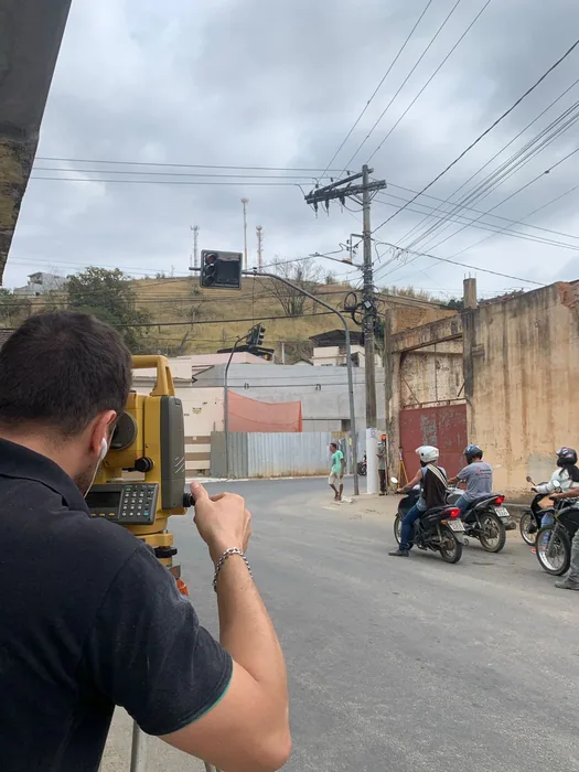 Aloísio Sartori medindo com a estação total, olhando pela luneta