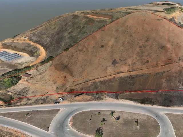 Modelo 3D do terreno natural: o morro com a área do projeto marcada em vermelho